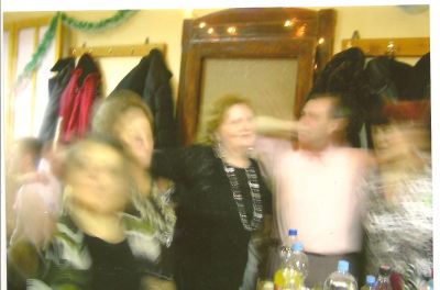 Nyårsfest i "Tjeckiska huset", Bela Crkva. Ringdans (serbiska: "kolo"). Nyårsfest i "Tjeckiska huset", Bela Crkva. Ringdans (serbiska: "kolo").